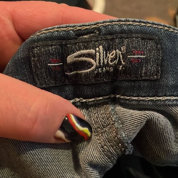 Silver Suki skinny fit capris! Excellent used condition - Picture 3 of 8